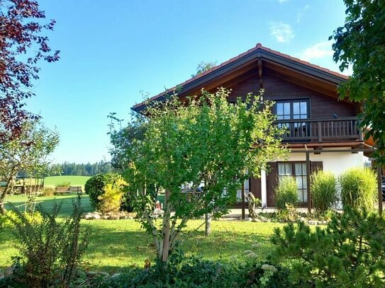 Vollholz Haus im Landhausstil an der Seenplatte Chiemgau