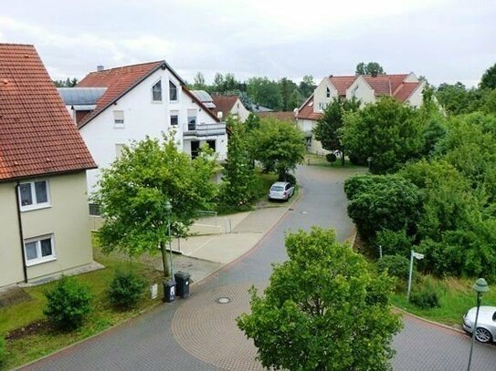 Schöne Zweizimmerwohnung mit Balkon, Tiefgaragenstellplatz und Gartenanteil