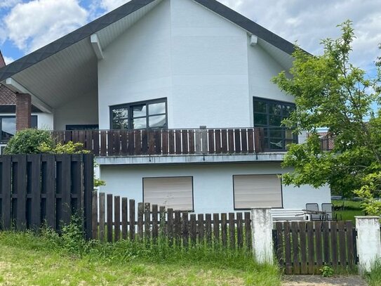 Massiv gebautes Einfamilienhaus mit Einliegerwohnung und Garage in sehr schöner Lage