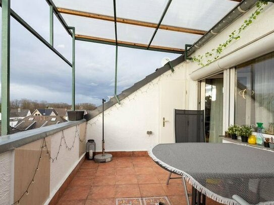 Köln - Porz Grengel: Schicke Dachgeschosswohnung mit Dachterrasse und Außenstellplatz