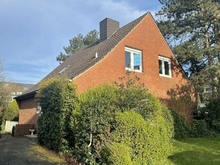 Freistehendes Einfamilienhaus mit großen Garten im friesischen Stil in Lank-Latum!