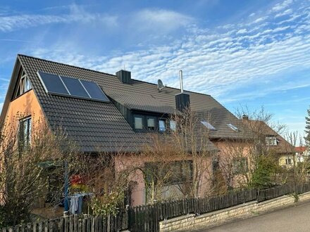 Große Dachgeschosswohnung mit Gewerbehalle und Garagen im Zweifamilienhaus