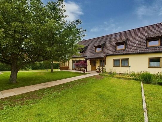 Zweifamilienhaus auf weitläufigen Grundstück mit weiterem Baufenster