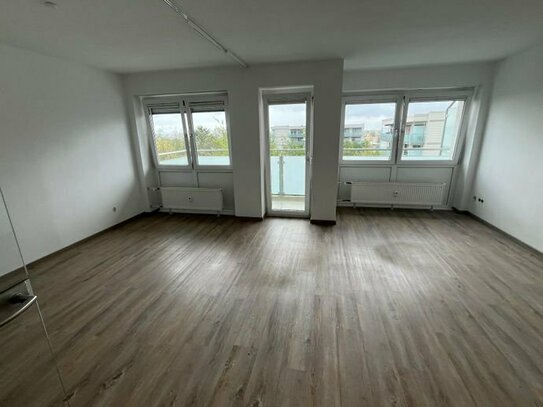 Vollständig renovierte 1-Zimmer WHG mit Balkon + EBK in Straubing