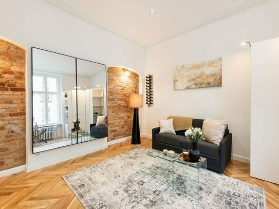 Erstbezug nach Modernisierung: Altbaucharme trifft auf moderne Eleganz-Möbliertes Apartment in Mitte