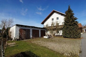 Sanierungsbedürftiges Bauernhaus mit großem Grundstück