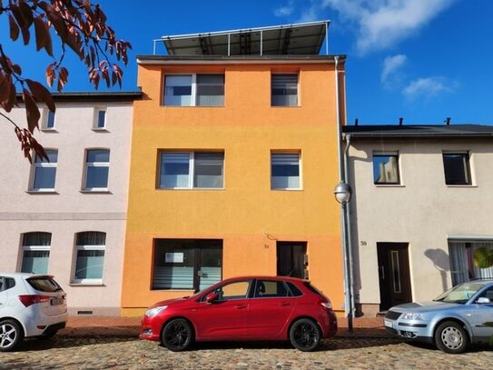 Großzügiges Stadthaus mit Nebengebäude in zentraler Lage