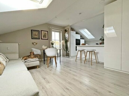 Ruhige 2-Zimmer-Dachgeschosswohnung in kleinem Haus mit Einbauküche und geringen Heizkosten