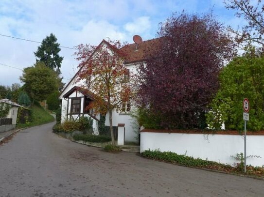 Sonnige Haushälfte mit 4,5 Zimmer, Terrasse u. EBK in Ellwangen - Schrezheim