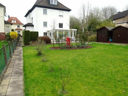 Kernsanierte Stadtvilla auf großem Grundstück mit Garage, Wintergarten und schönem Garten