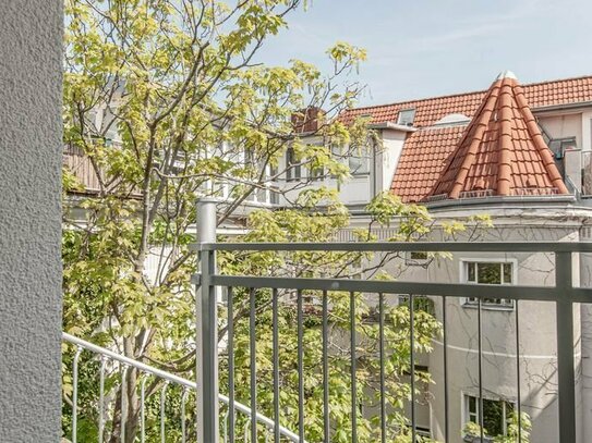 ERSTBEZUG!!! Balkon und Wohnküche über den Dächern Friedenaus