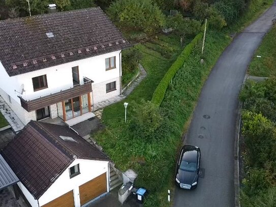 - Preisreduziert - Haus mit Doppelgarage in herrlicher Naturlage für Familie und Büro