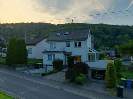 Brb.-Oberdresselndorf: Gepfl. 2 Fam.-Haus in ruhiger Lage mit Garten und 2 x Garage