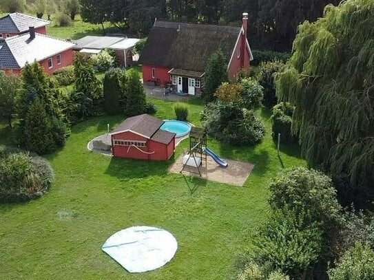 Winterpreis - Reetgedecktes Ferienhaus auf Rügen zwischen Hügel und Bodden