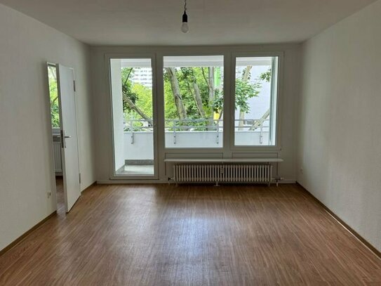 **GROßE 1 ZIMMER WOHNUNG - KOMPLETT MODERNISIERT - UNWEIT DES U-BAHNHOF LIPSCHITZALLEE**