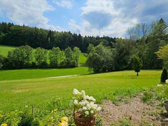 Wohnen im Feriengebiet Chiemgau mit unverbaubarem Blick auf Wiesen, Felder, Berge