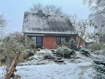 Stade-Hagen: Älteres Einfamilienhaus mit großem Grundstück