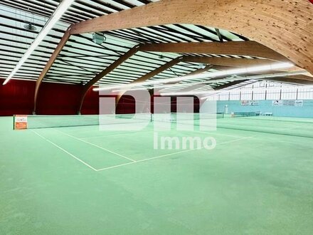 Imposante Tennishalle/ Komplex mit Gastronomie und Wohneinheit auf großem Grundstück