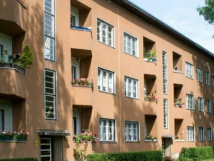 Sanierungsbedürftige 2-Zi Wohnung mit Balkon - WG geeignet