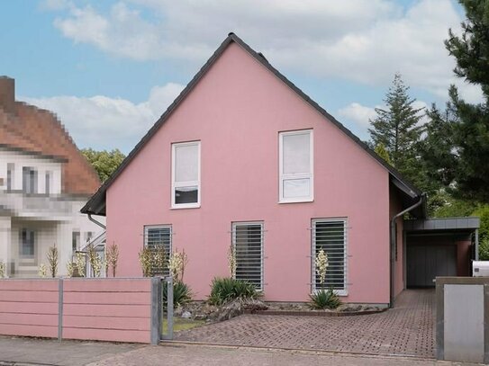 Perfekte Wohnlage: Gepflegtes Einfamilienhaus mit Sommergarten und Garage