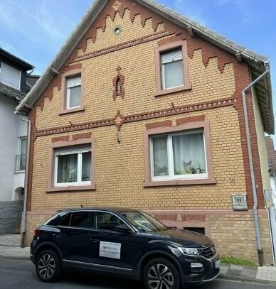 Zwei Häuser für drei Parteien auf einem 702 m² Grundstück