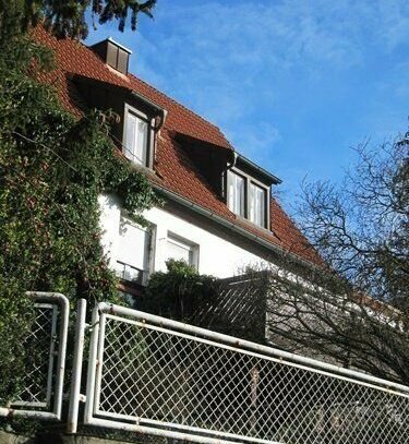 Älteres Haus auf rund 1.200 m² Grund in sonniger Südlage !