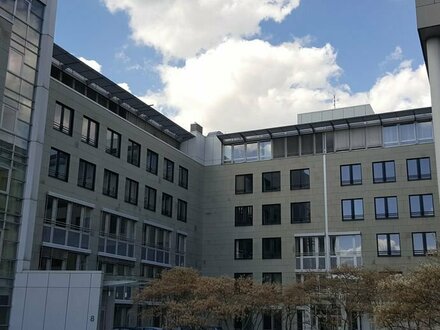 Schöne Großraum Büroflächen mit Blick über die Frankfurter Skyline