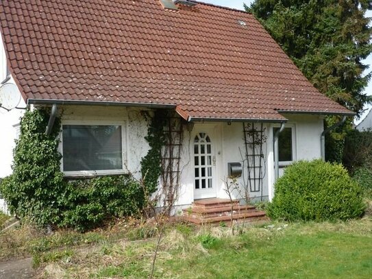 Schönes Ein.-Zweifamilienhaus mit Pool und Anbau in Felde