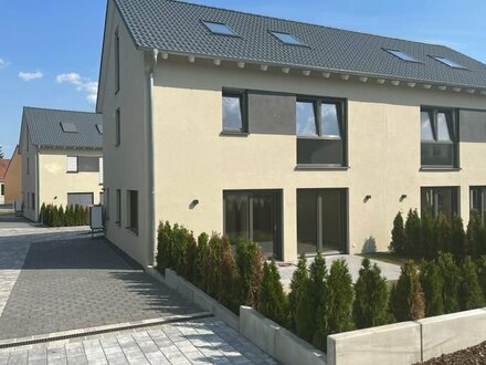 Kaufen ohne Risiko: 100% Fertiggestellte Neubau-Doppelhaushälfte in zentraler Lage von Allersberg *Bezug sofort möglich*