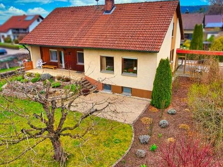 Einfamilienhaus mit traumhaftem Garten und Blick ins Grüne