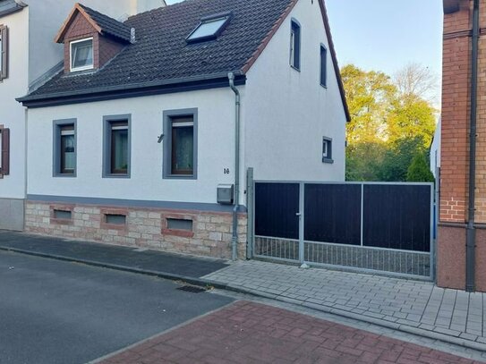 Kleines Einfamilienhaus für 3 Personen mit Nebengebäude, Hof und Garten in Dieburg