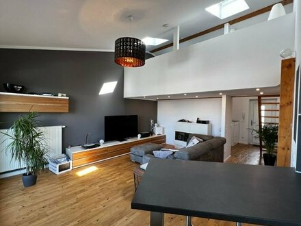 Exklusives Wohnen in Poing: Stilvolle Maisonettewohnung mit hochwertiger Möblierung und Dachterrasse