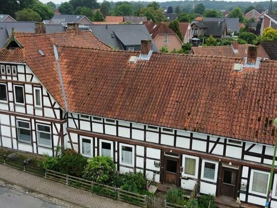 Sanierungsbedürftiges Fachwerkensemble, teilweise unter Denkmalschutz mit vier Wohneinheiten.