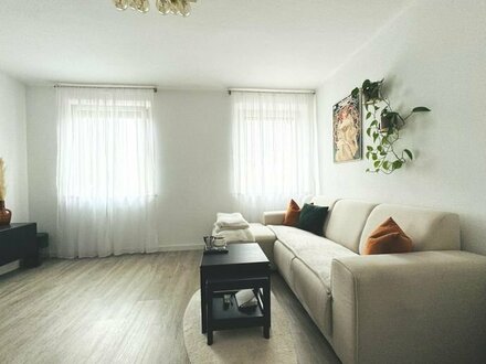 Helle sanierte 2 Zimmer Wohnung zentral in Zirndorf, neues Bad, neue Böden, Türen, Lan Anschluss großer Balkon