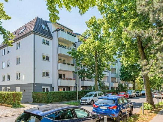 Lichterfüllte 1-Zimmer-Wohnung mit Balkon, Aufzug und Pkw-Stellplatz