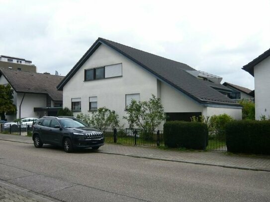 Stutensee-Blankenloch - Großes Zweifamilienhaus mit einer freien Wohnung