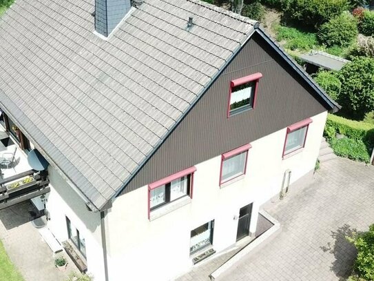 Schickes Einfamilienhaus mit Einliegerwohnung und Garage in sonniger Lage