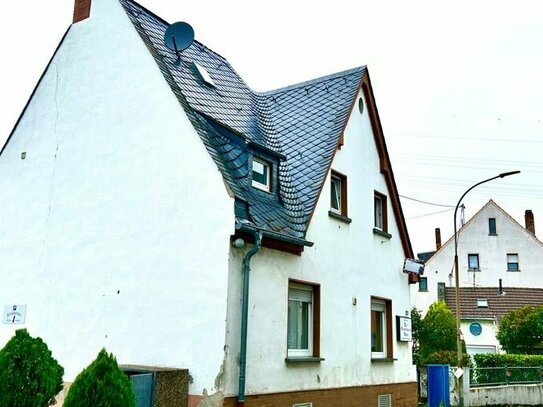 **Reserviert** Gemütliches Einfamilienhaus, aufgeteilt in 2 Wohnungen, mit kleinem Hof und Terrasse, fußläufig zum Rhein