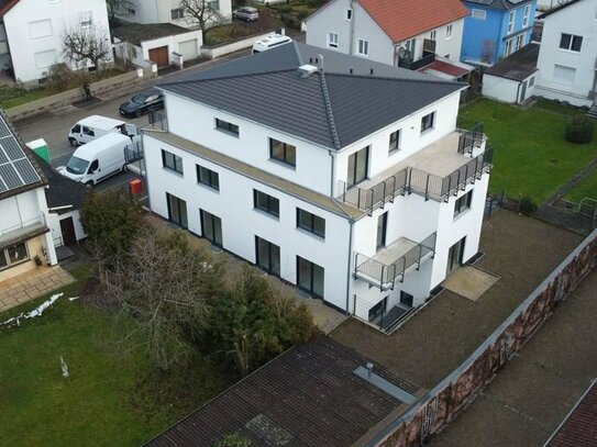 sonnige Neubau 4 ZKB im EG mit Gartenanteil im energieeffizienten 5 Familienhaus