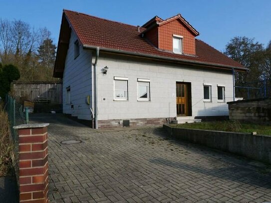 Ab in den (Coburger) Süden: Älteres Wohnhaus mit Garten und Garage im Stadtgebiet