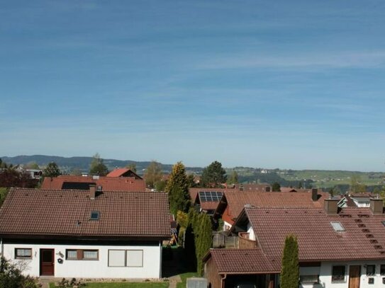 Kauf in Weiler-Simmerberg, OT Simmerberg: 4-Zimmer-Maisonette-Wohnung, ein Haus im Haus, 106 qm groß, mit Aussichten
