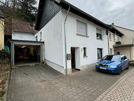 Einfamilienhaus mit Garage und Innenhof