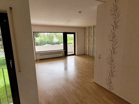 Helle 3-Raum-Hochparterre-Wohnung mit großem Süd-Balkon und EBK in Ansbach
