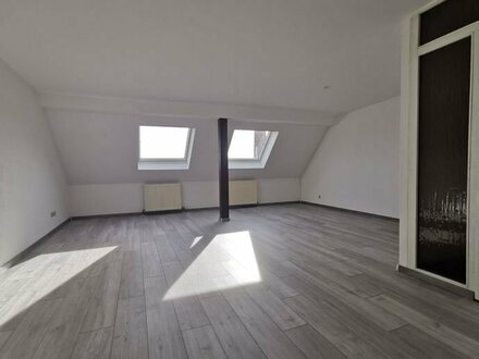 Schöne 3-Raum-Wohnung im Dachgeschoss (985)