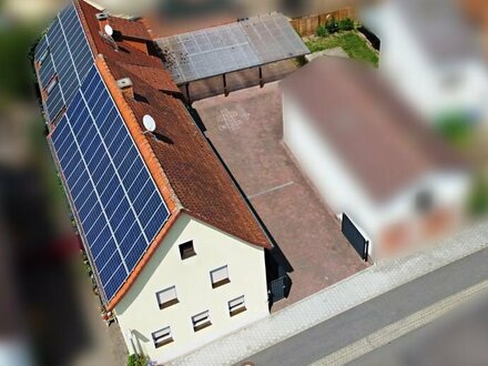 Zwei Doppelhaushälften mit PV-Anlage, großem Hof, Carport und Grünfläche