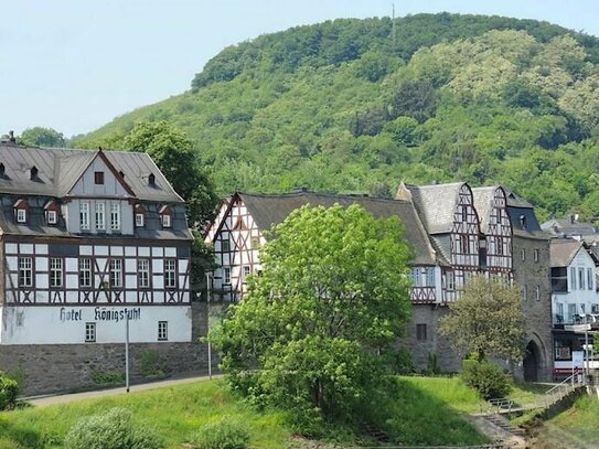 Historisches Juwel in Rhens: Hotel Königstuhl, Wackelburg und Stadttor mit napoleonischer Geschichte