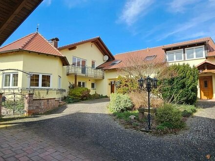 Großzügige Villa mit sep. Zweifamilienhaus in gesuchter Lage von Kirrweiler