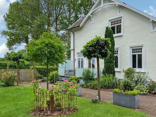 Geschmackvolle Jugendstil-Villa mit 5 Zimmern und kleinem Nebengebäude in grüner Lage von Elmshorn