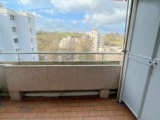 Wie ein Penthouse- Oberste Etage!! Gepflegte 4 Zimmer-Wohnung mit Aufzug, 2 Bädern und Garage in ruhiger Randlage von W…