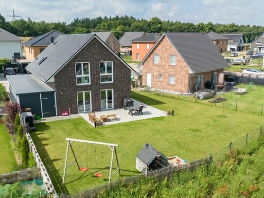 Neubau, geräumige Zimmer, ruhige Lage, gute Infrastruktur u.v.m.: Das perfekte Haus für eine Familie